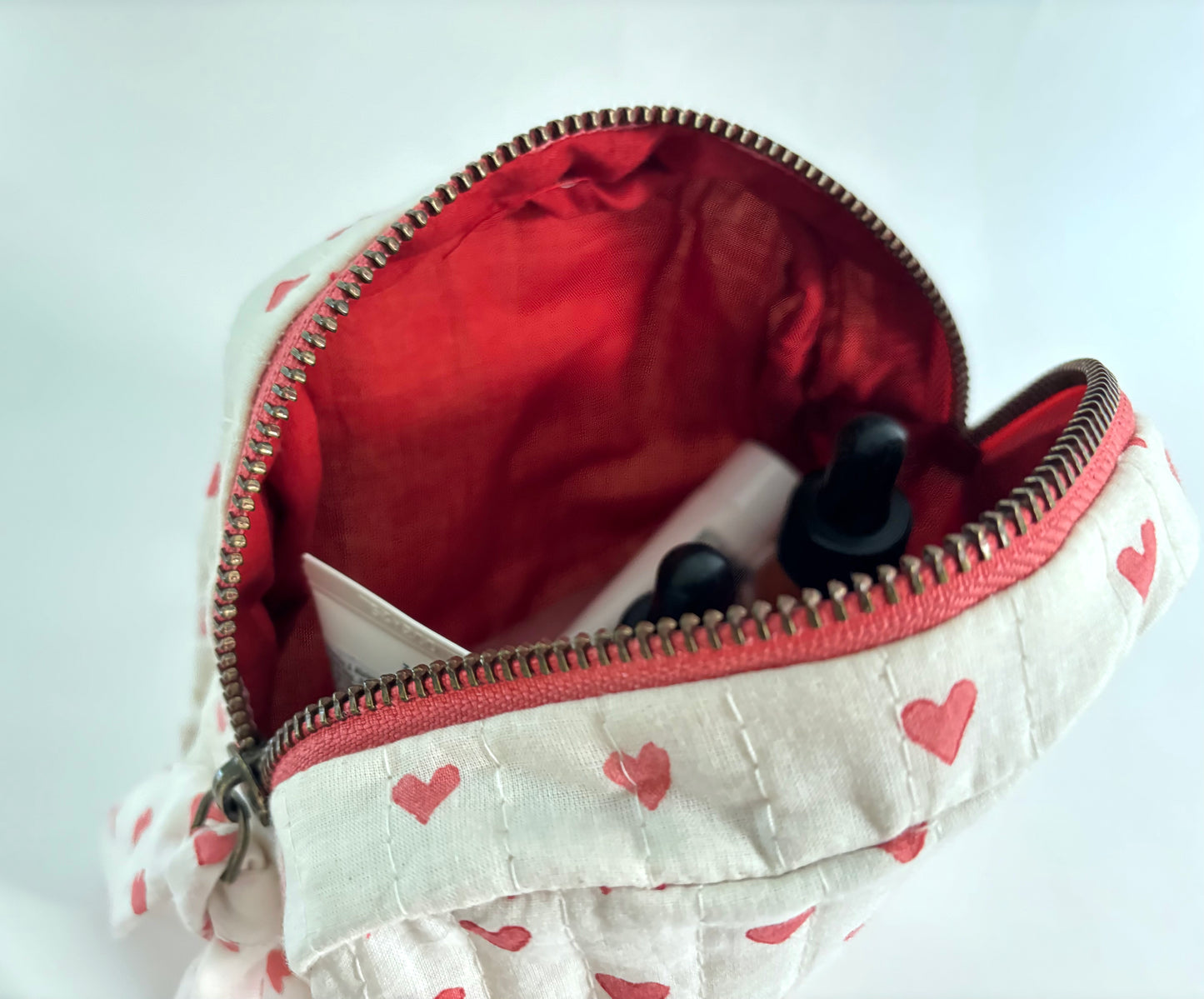 Sustainable Quilted Cotton Travel Organiser l The Classic Pouch l Red Hearts on White