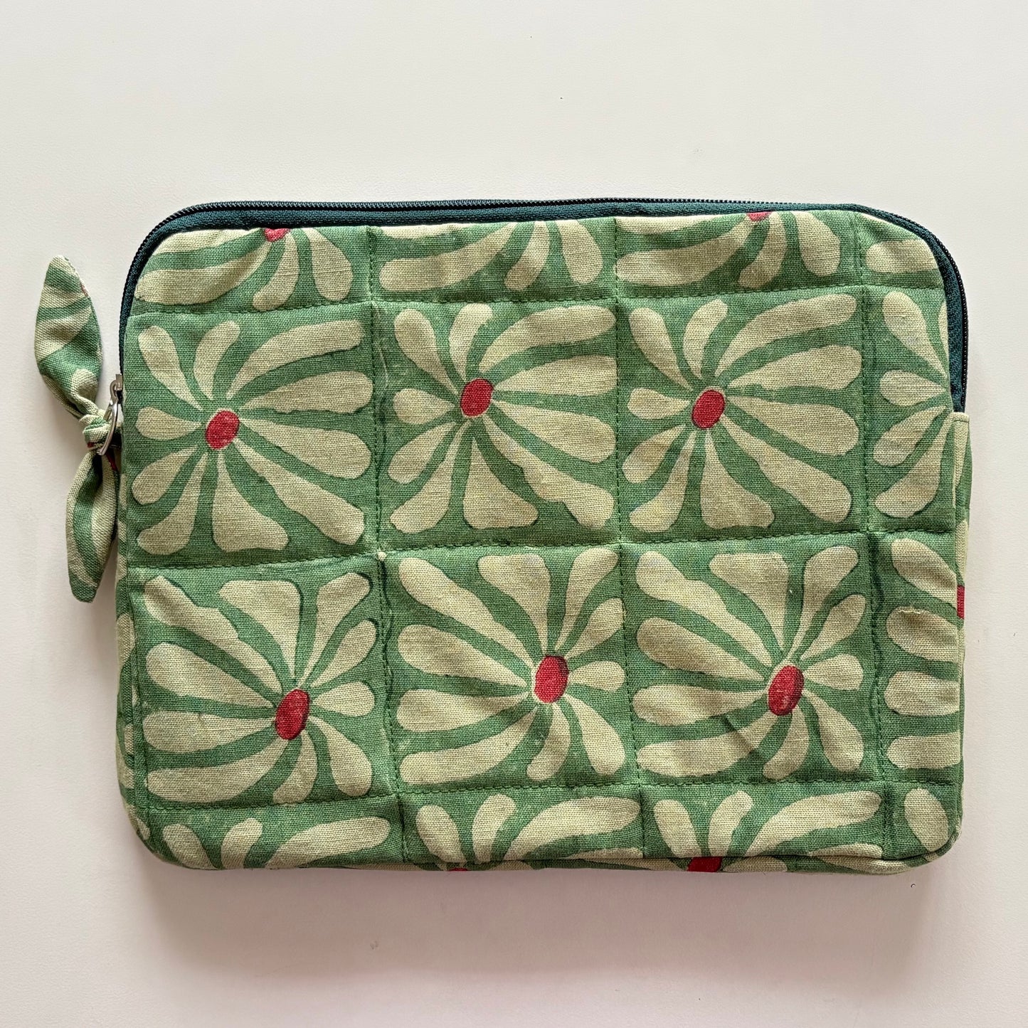 iPad/Tablet Sleeve – Quilted Cotton Padded Tablet Case / Large Zip Pouch (Green Geometric FLower)