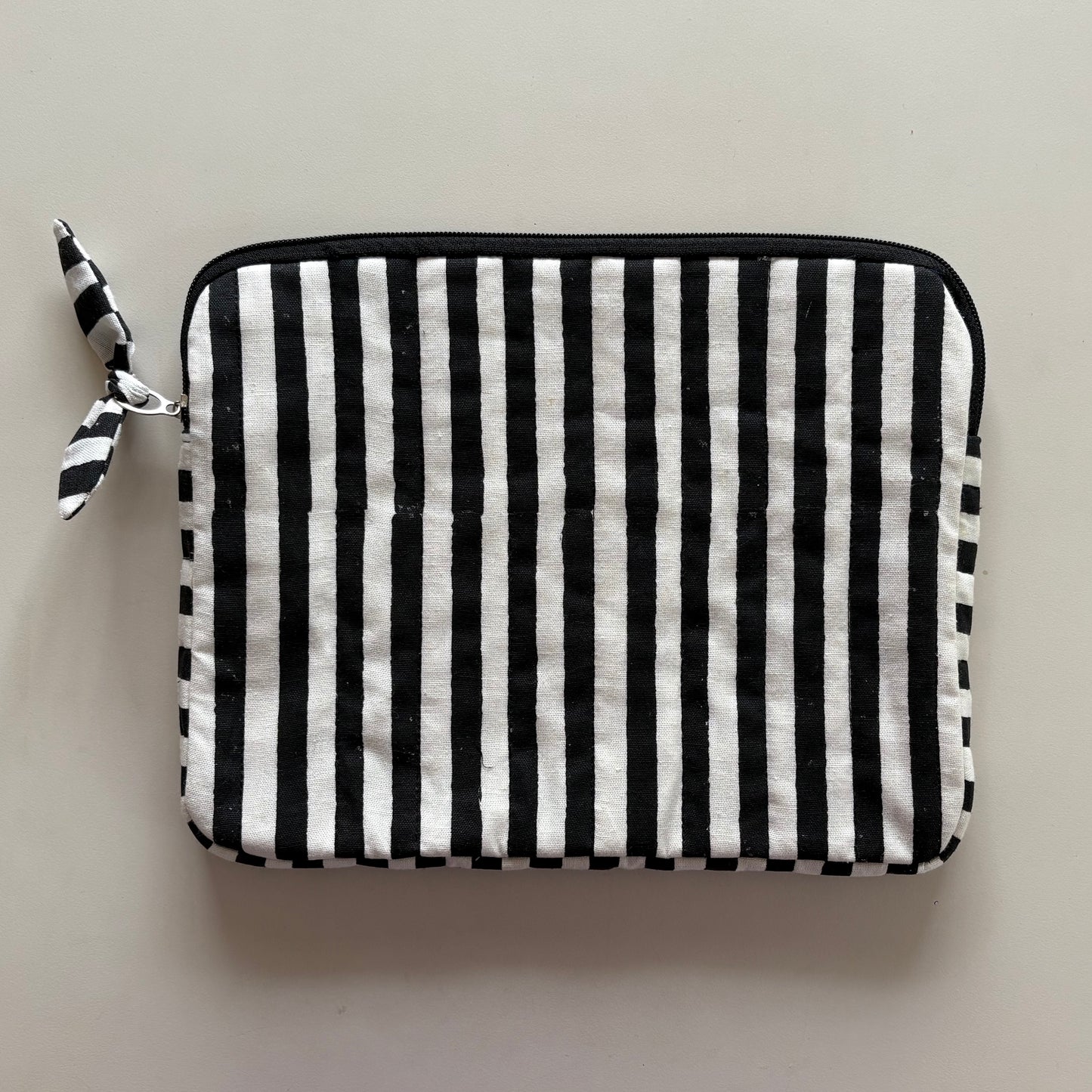 iPad/Tablet Sleeve – Quilted Cotton Padded Tablet Case / Large Zip Pouch (Black & White Stripe)