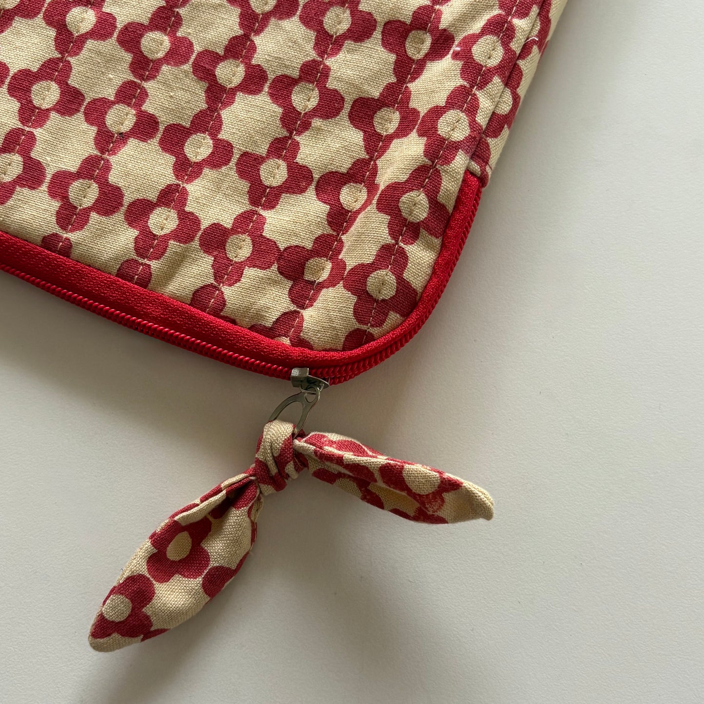 iPad/Tablet Sleeve – Quilted Cotton Padded Tablet Case / Large Zip Pouch (Red Retro Flower)