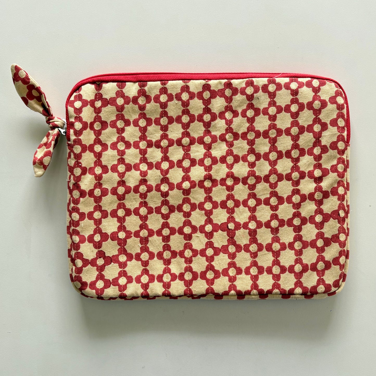 iPad/Tablet Sleeve – Quilted Cotton Padded Tablet Case / Large Zip Pouch (Red Retro Flower)