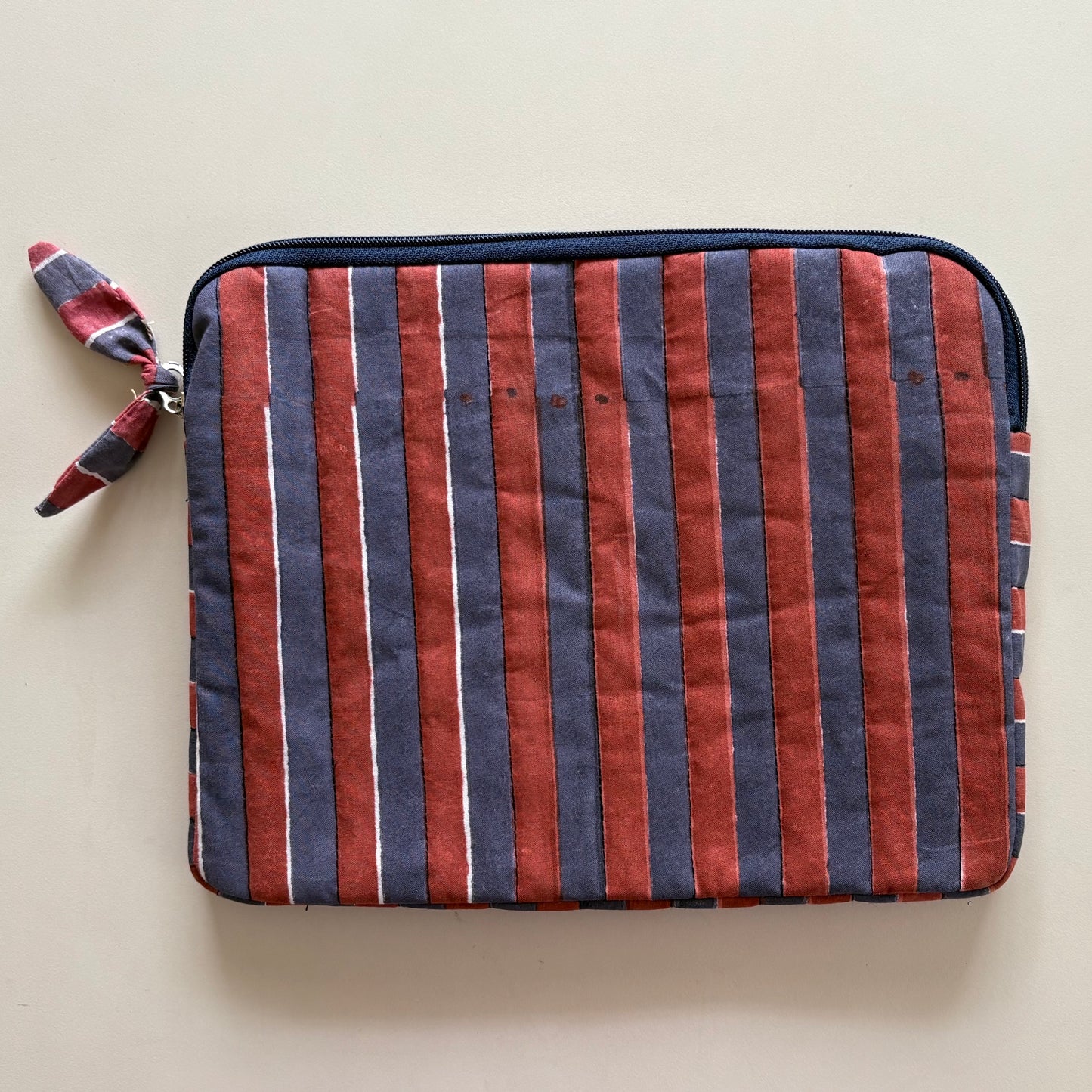 iPad/Tablet Sleeve – Quilted Cotton Padded Tablet Case / Large Zip Pouch (Red & Blue Stripes)