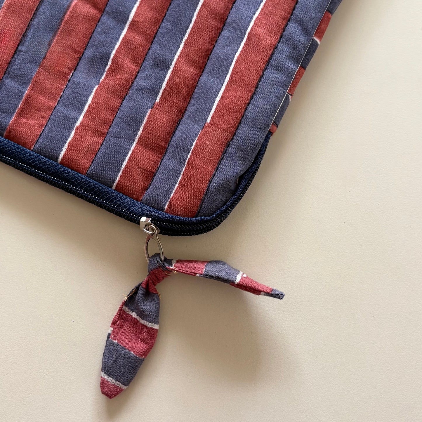 iPad/Tablet Sleeve – Quilted Cotton Padded Tablet Case / Large Zip Pouch (Red & Blue Stripes)