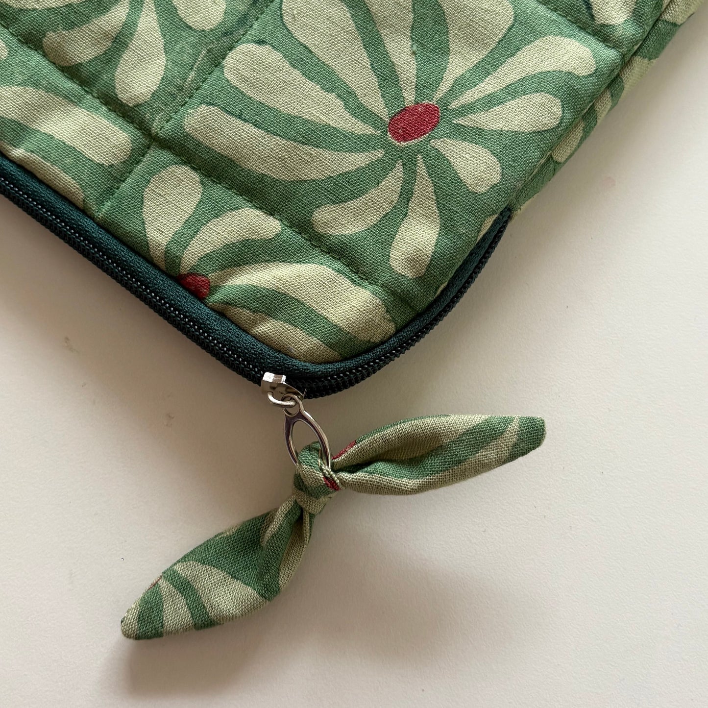 iPad/Tablet Sleeve – Quilted Cotton Padded Tablet Case / Large Zip Pouch (Green Geometric FLower)