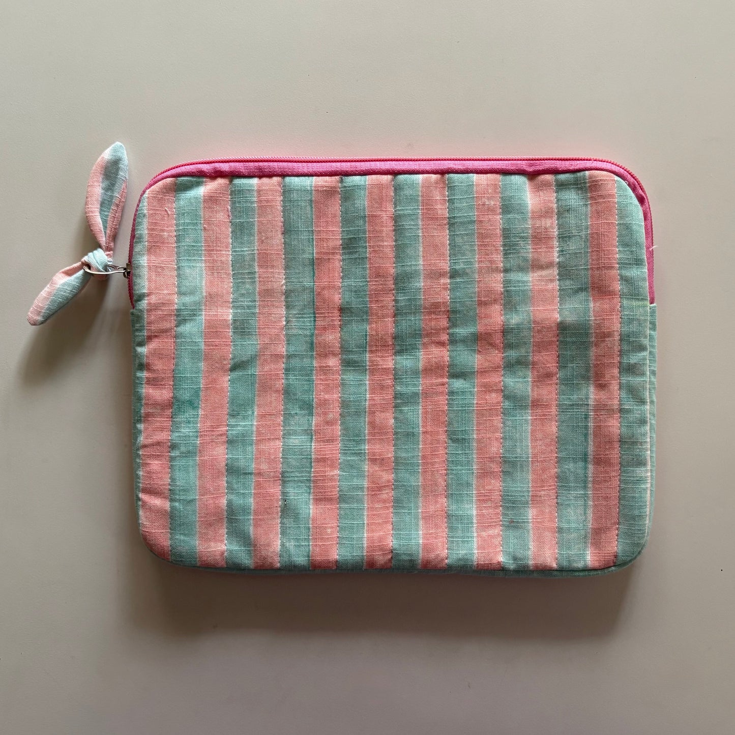 iPad/Tablet Sleeve – Quilted Cotton Padded Tablet Case / Large Zip Pouch (Pink & Blue Stripe)