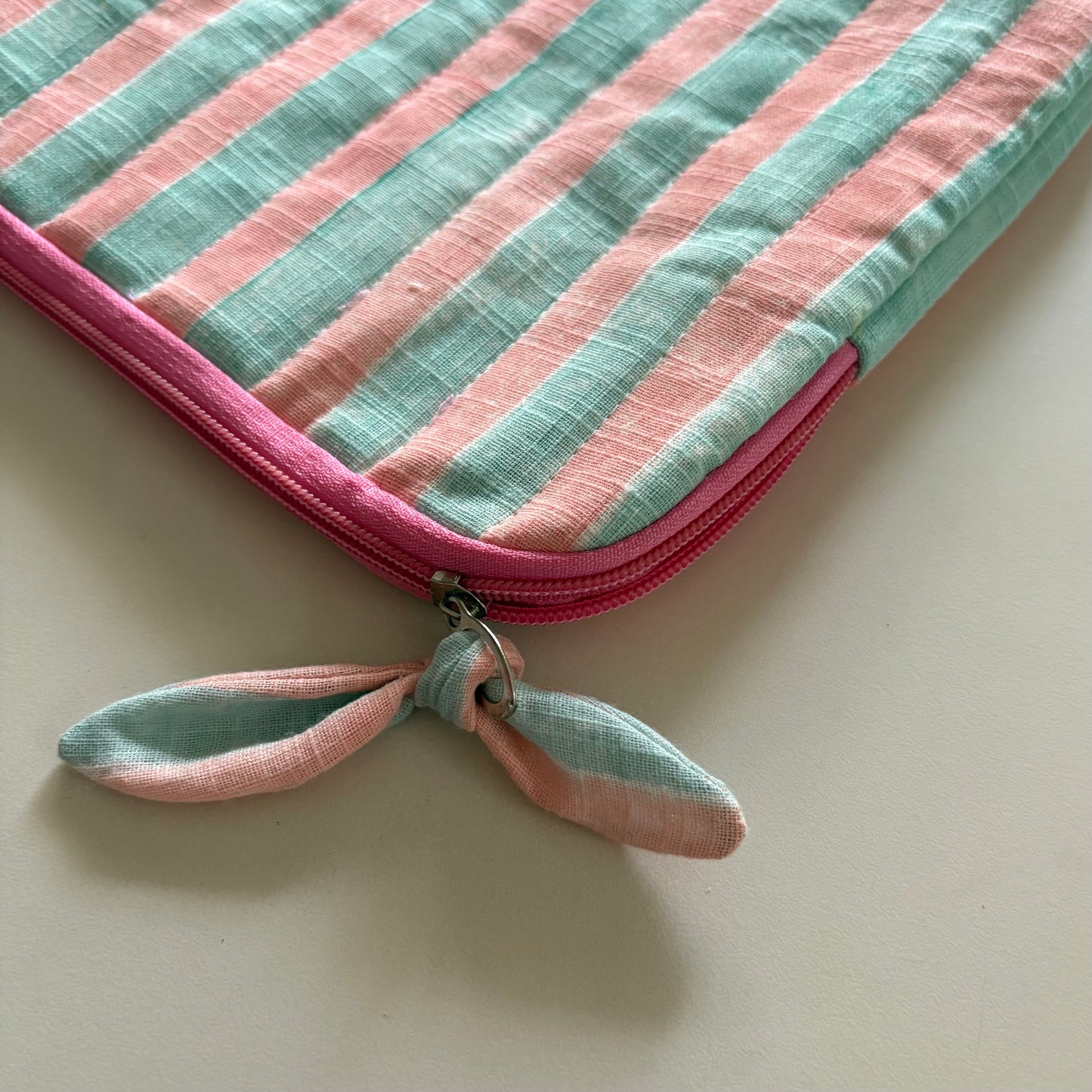 iPad/Tablet Sleeve – Quilted Cotton Padded Tablet Case / Large Zip Pouch (Pink & Blue Stripe)