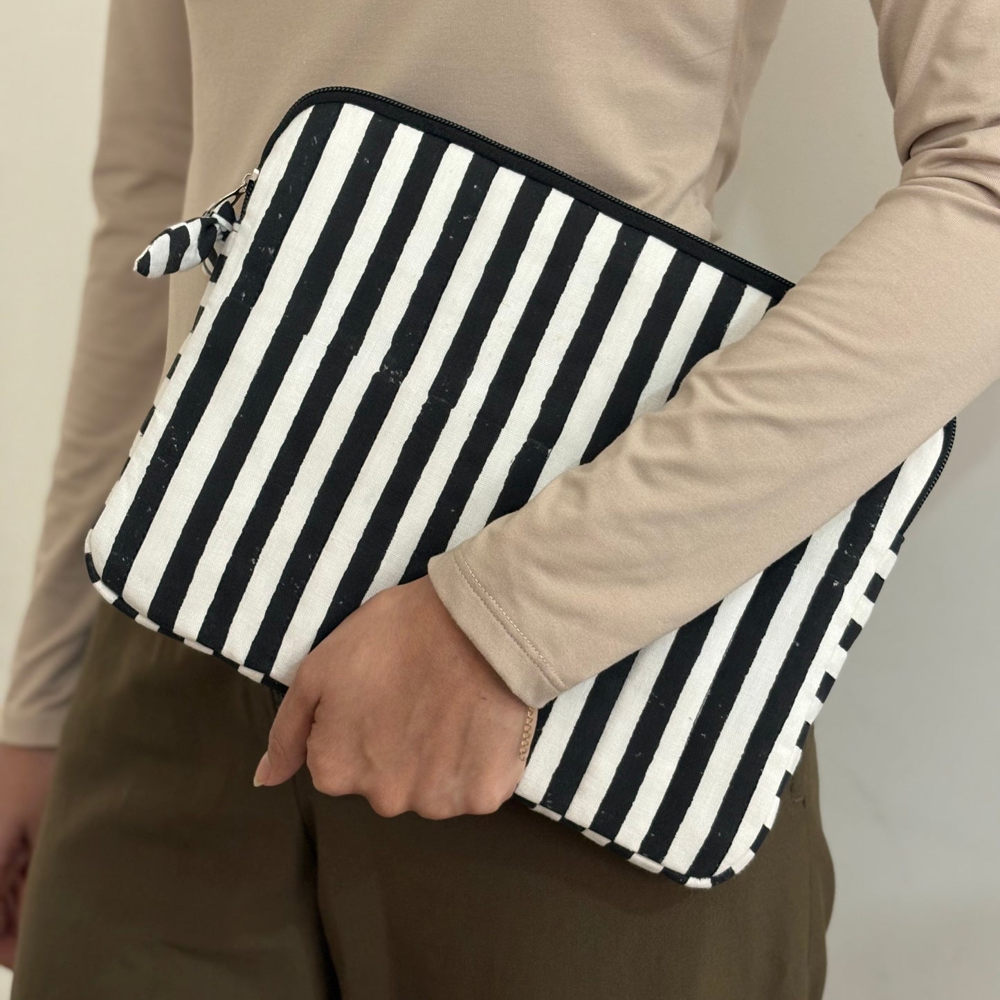 iPad/Tablet Sleeve – Quilted Cotton Padded Tablet Case / Large Zip Pouch (Black & White Stripe)