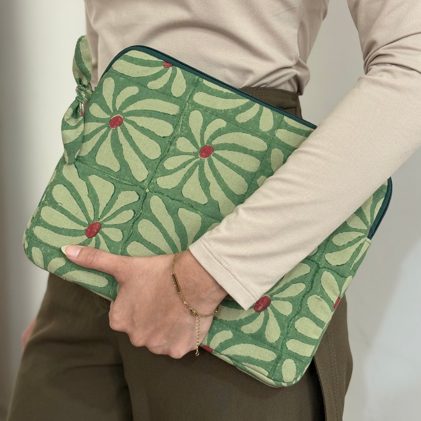 iPad/Tablet Sleeve – Quilted Cotton Padded Tablet Case / Large Zip Pouch (Green Geometric FLower)