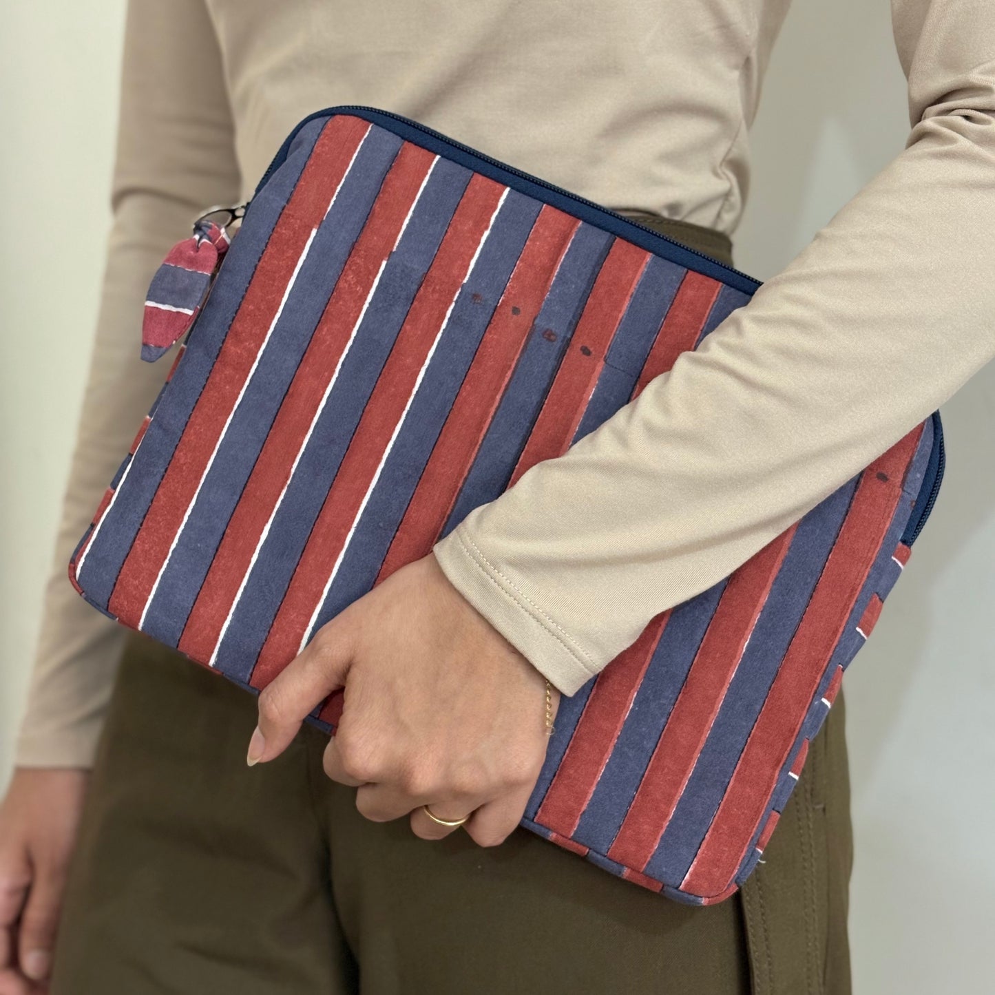 iPad/Tablet Sleeve – Quilted Cotton Padded Tablet Case / Large Zip Pouch (Red & Blue Stripes)