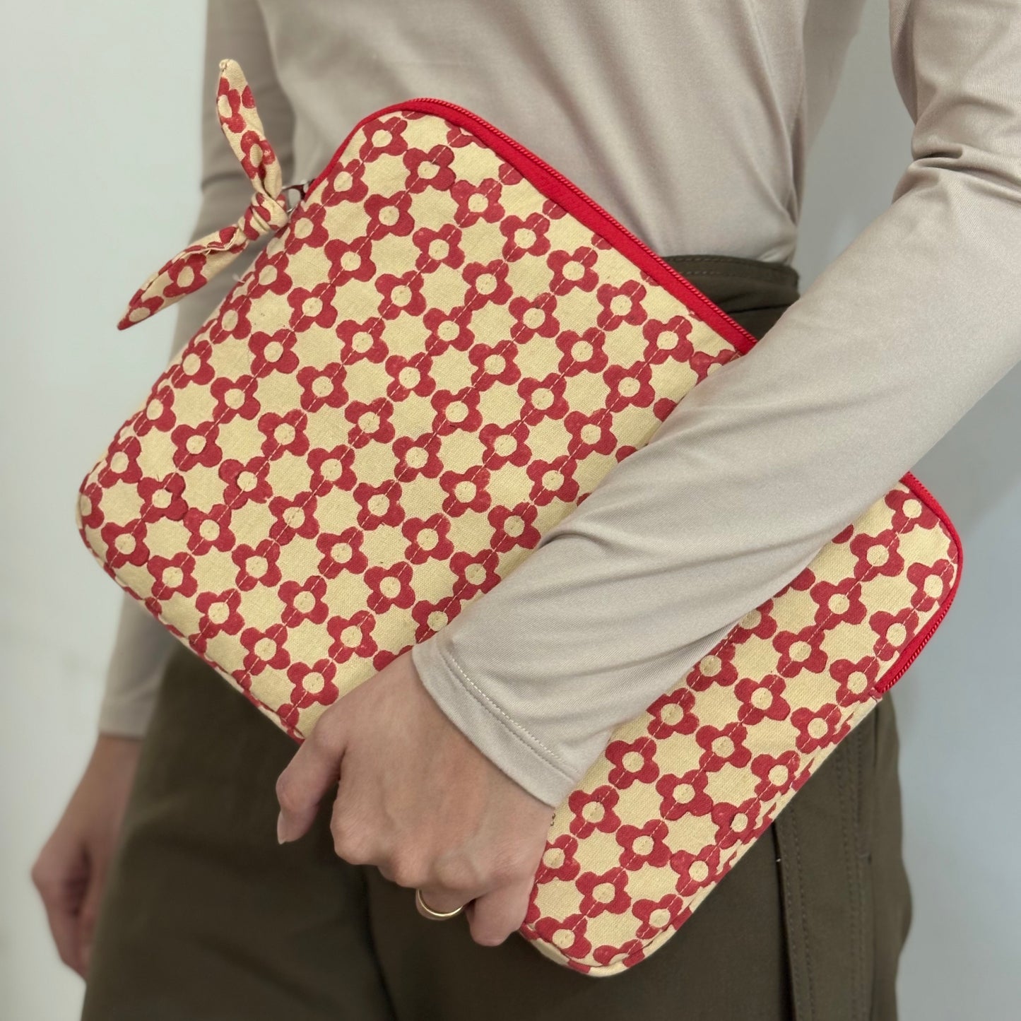iPad/Tablet Sleeve – Quilted Cotton Padded Tablet Case / Large Zip Pouch (Red Retro Flower)