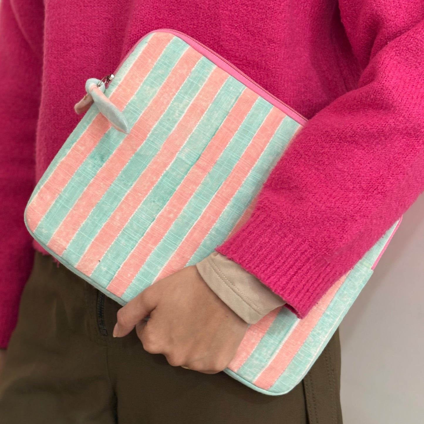 iPad/Tablet Sleeve – Quilted Cotton Padded Tablet Case / Large Zip Pouch (Pink & Blue Stripe)