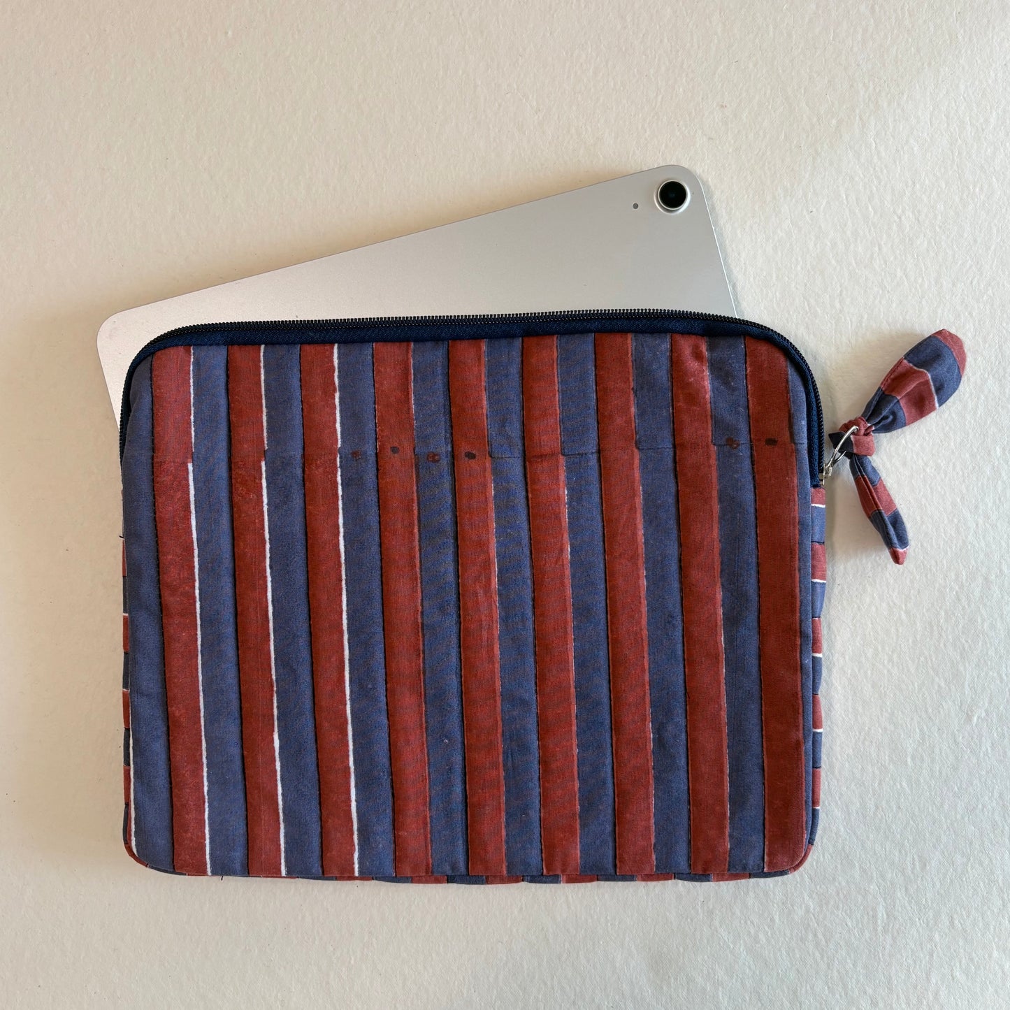 iPad/Tablet Sleeve – Quilted Cotton Padded Tablet Case / Large Zip Pouch (Red & Blue Stripes)