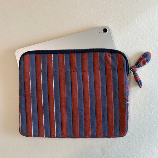 iPad/Tablet Sleeve – Quilted Cotton Padded Tablet Case / Large Zip Pouch (Red & Blue Stripes)