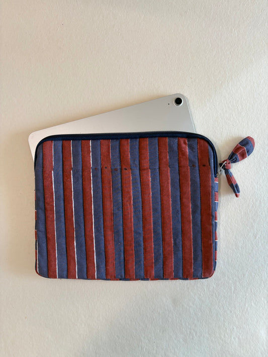 iPad/Tablet Sleeve – Quilted Cotton Padded Tablet Case / Large Zip Pouch (Red & Blue Stripes)