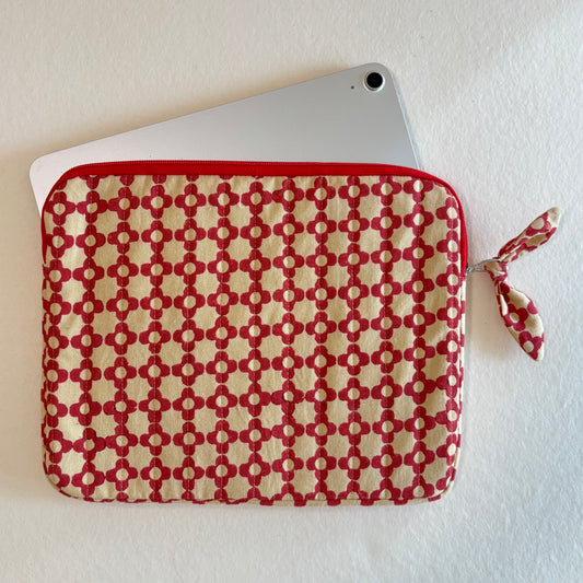iPad/Tablet Sleeve – Quilted Cotton Padded Tablet Case / Large Zip Pouch (Red Retro Flower)