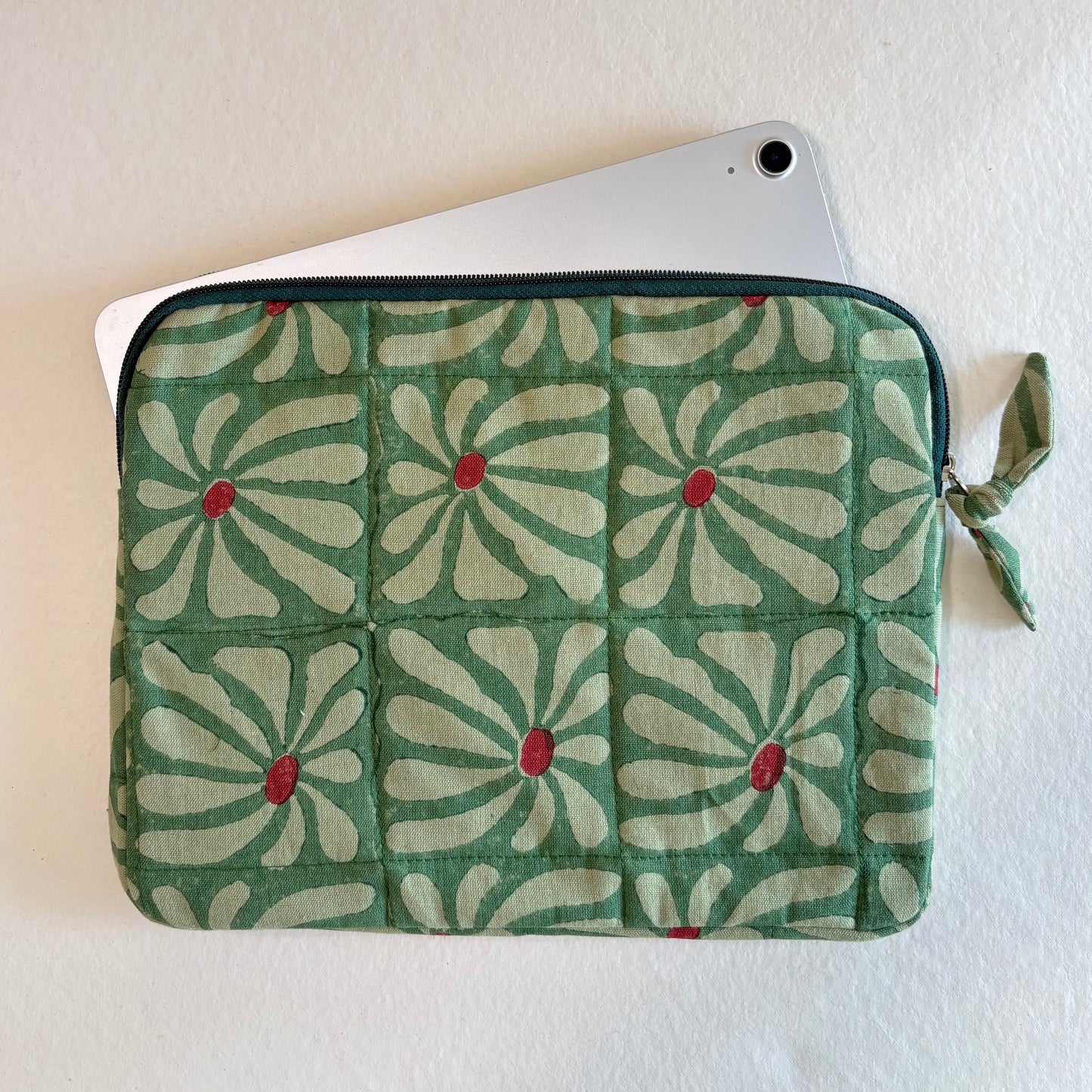 iPad/Tablet Sleeve – Quilted Cotton Padded Tablet Case / Large Zip Pouch (Green Geometric FLower)
