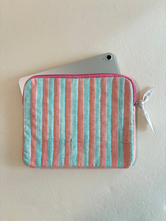 iPad/Tablet Sleeve – Quilted Cotton Padded Tablet Case / Large Zip Pouch (Pink & Blue Stripe)