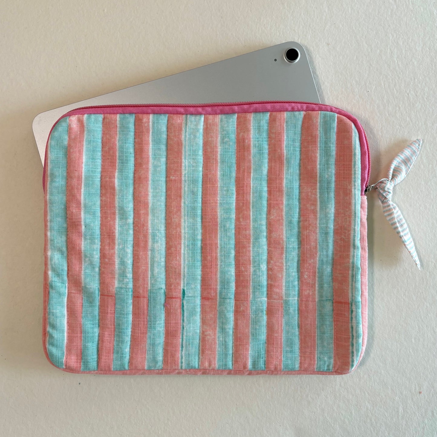 iPad/Tablet Sleeve – Quilted Cotton Padded Tablet Case / Large Zip Pouch (Pink & Blue Stripe)